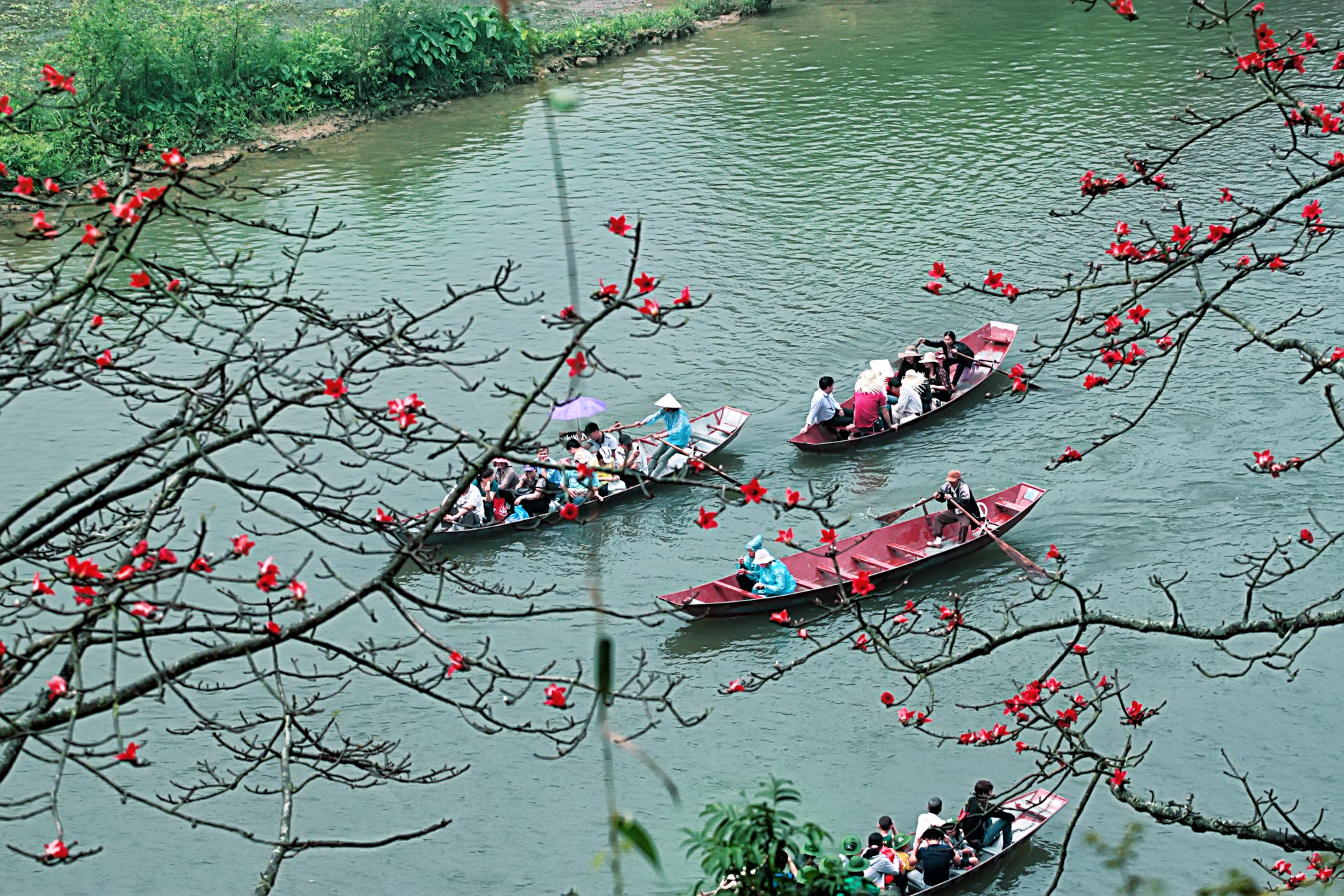 /fm/Files//Pictures/Ido Uploads/Asia/Vietnam/Hanoi/Hanoi - Huong Pagoda Festival People Sailing River - NS - SS .jpg